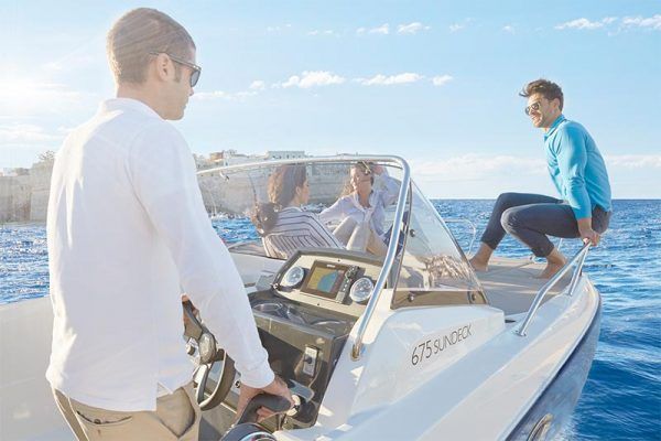 proa con colchoneta en barco de pesca Quicksilver 675 sundeck