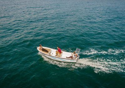 Pescando desde el bote eléctrico