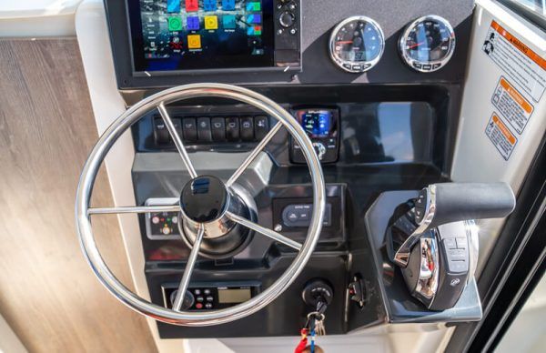 Quicksilver CAPTUR 705 Pilothouse con Mercury 150 HP deposito 200L